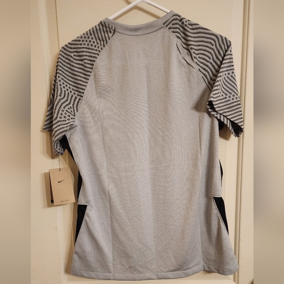 Womens Nike Athletic Shirt - Picture 2 of 7